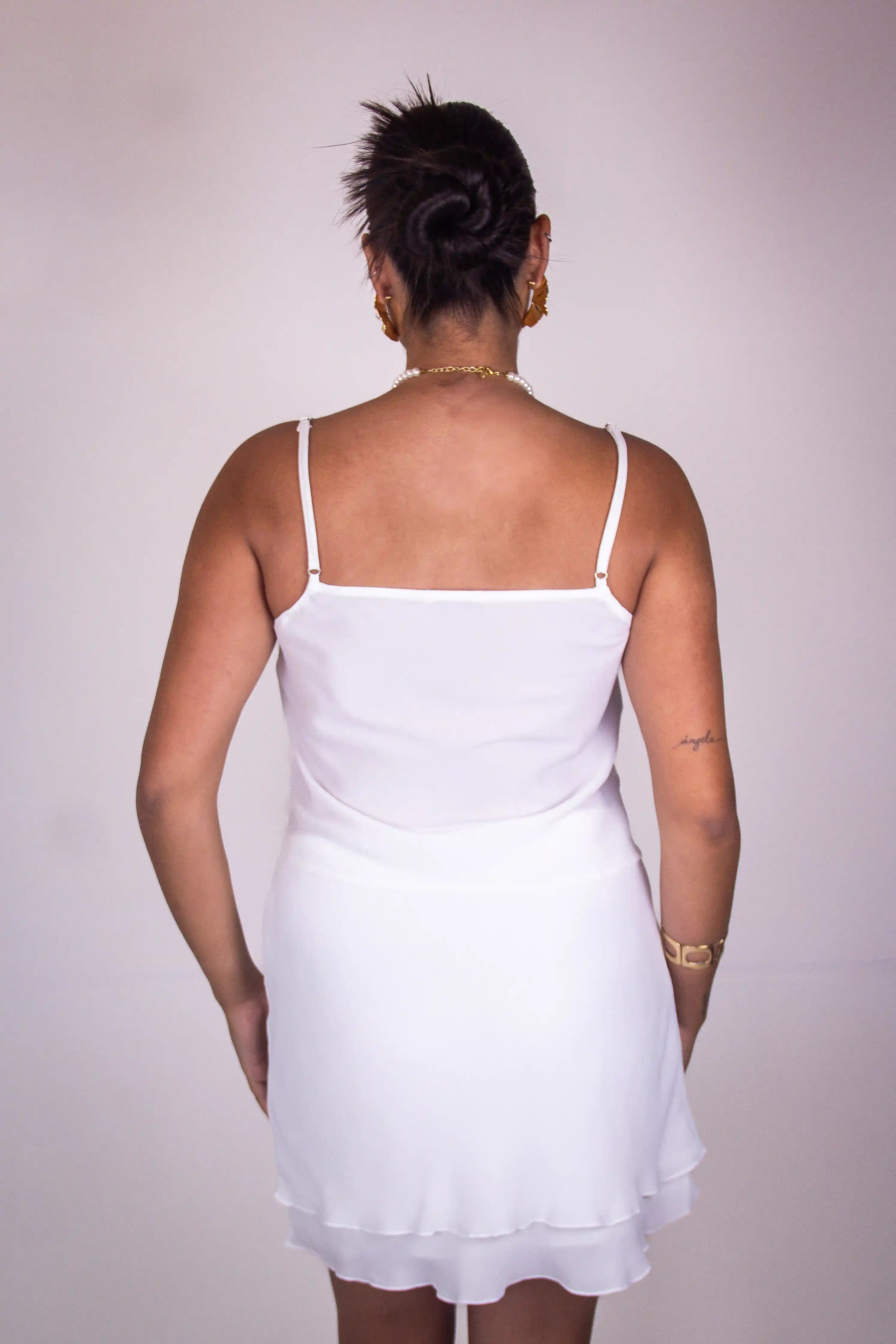 Conjunto Crema - bata de alcinha e mini saia babados