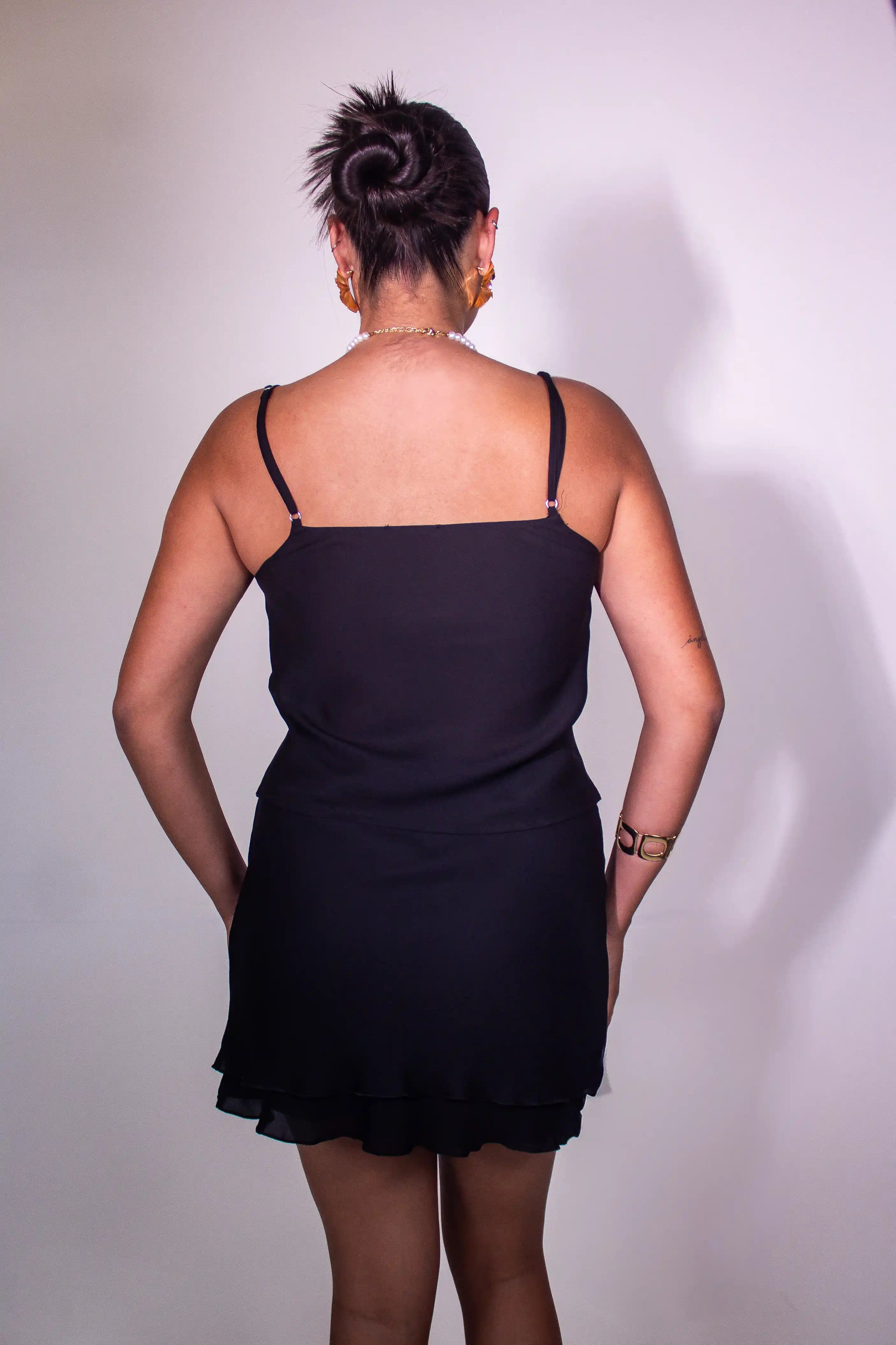 Conjunto Crema - bata de alcinha e mini saia babados
