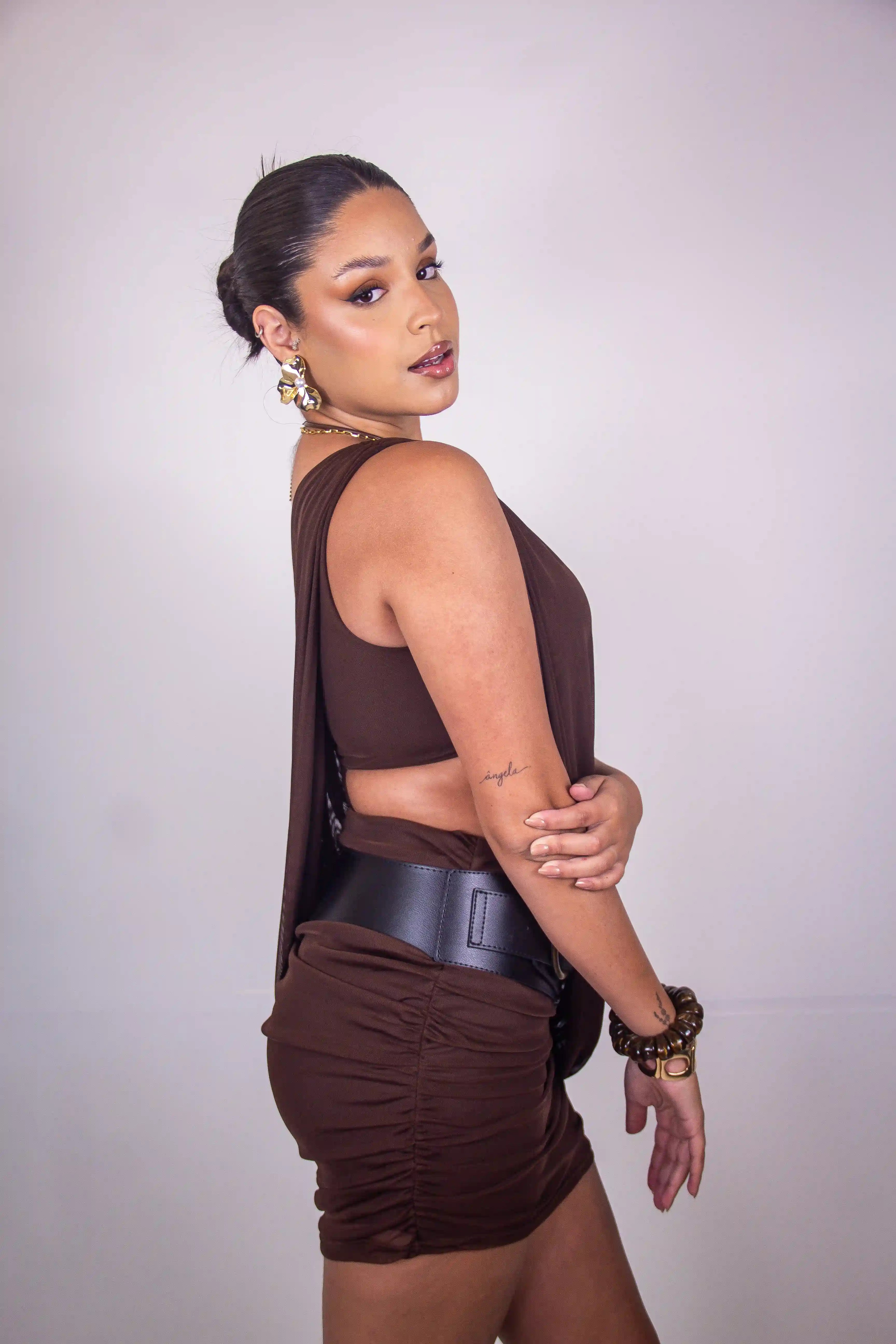 Conjunto Cosmopolitan - tule com top um ombro só drapeado e mini saia