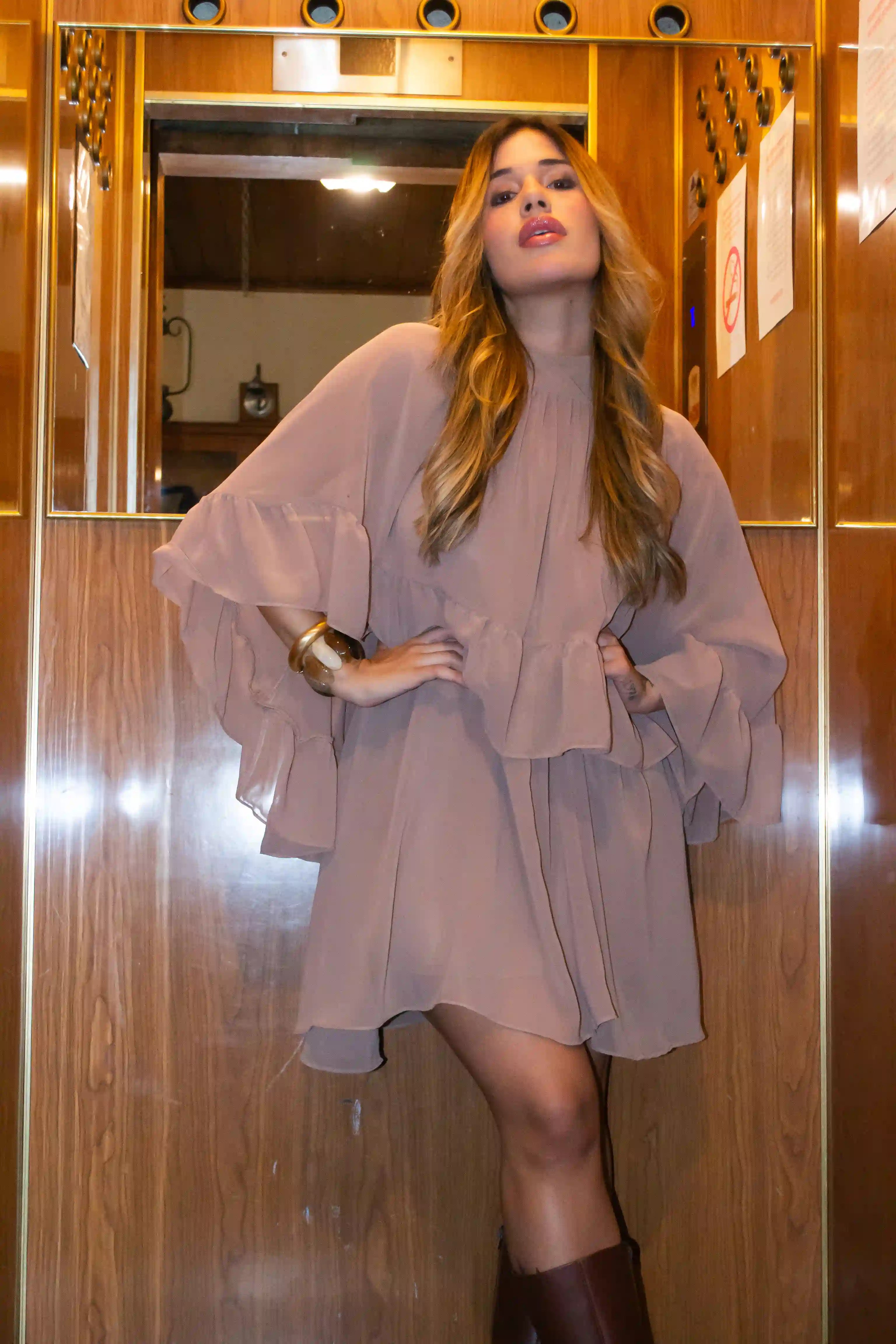 Vestido Cácto - curto com alças e capa gola alta